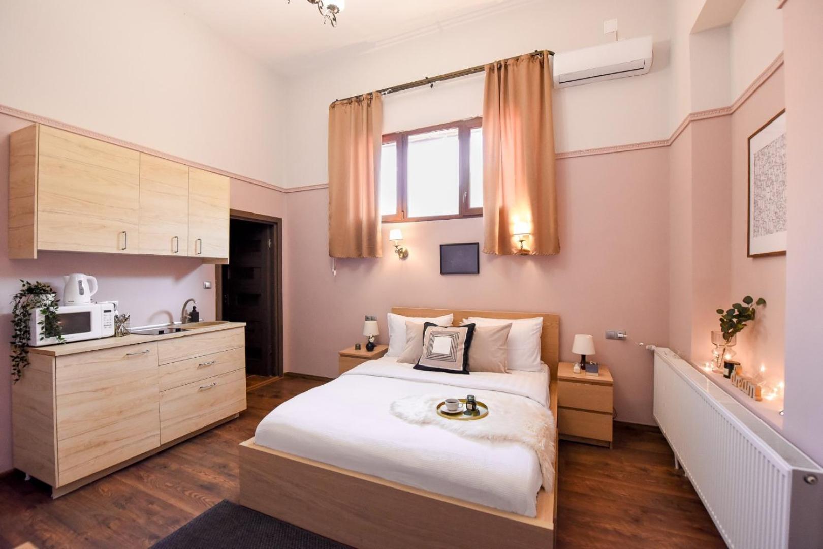Historic Charm, Modern Comfort - Accommodation In The Heart Of The Old Town Bukares Ruang foto