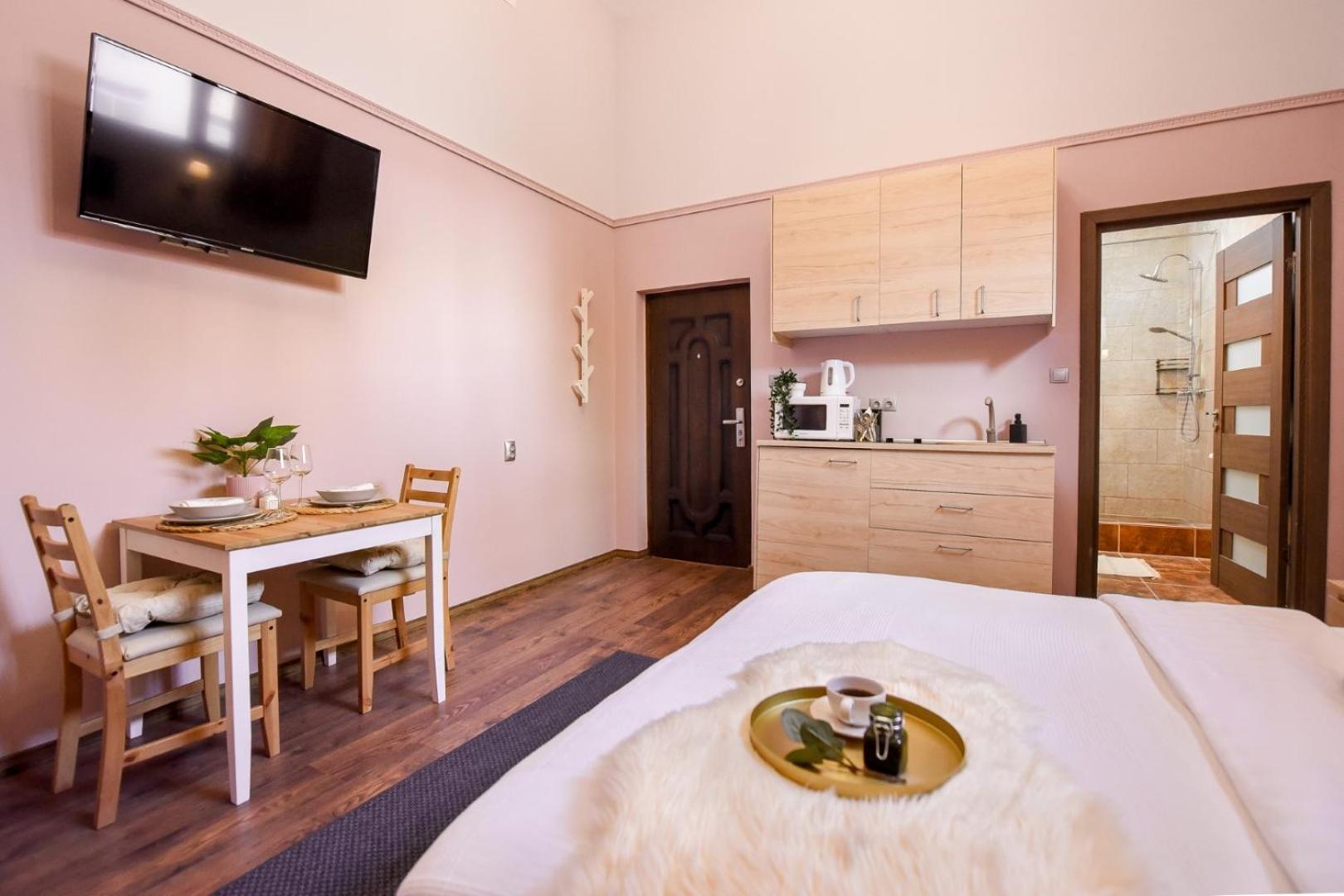 Historic Charm, Modern Comfort - Accommodation In The Heart Of The Old Town Bukares Ruang foto
