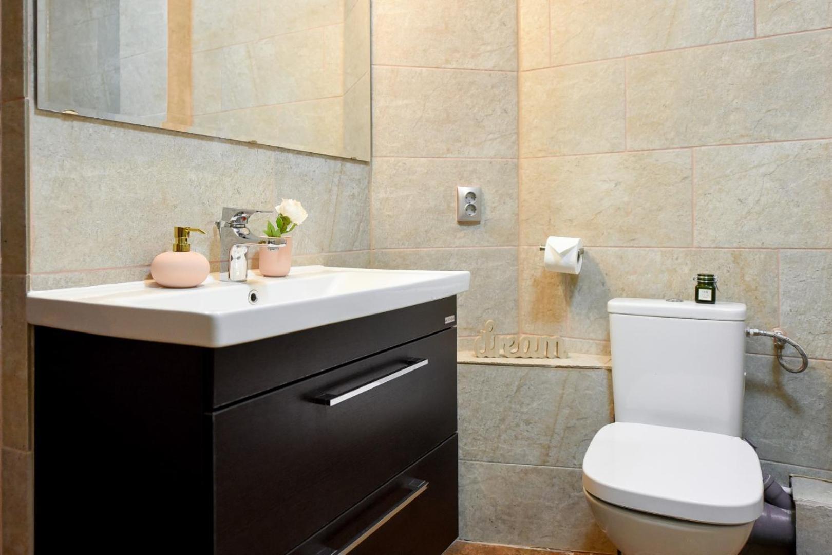 Historic Charm, Modern Comfort - Accommodation In The Heart Of The Old Town Bukares Ruang foto