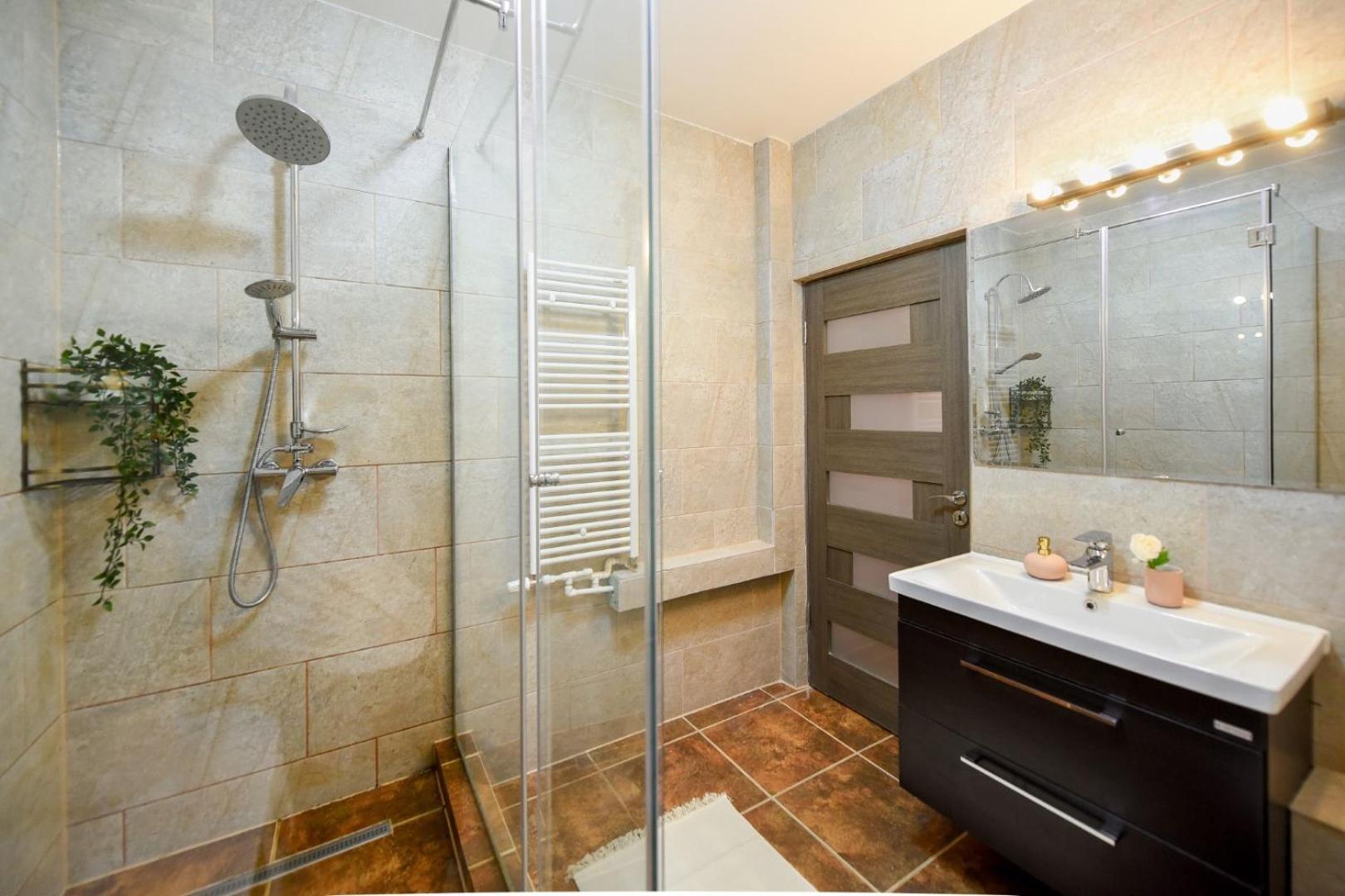 Historic Charm, Modern Comfort - Accommodation In The Heart Of The Old Town Bukares Ruang foto