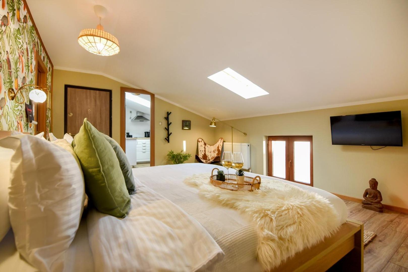Historic Charm, Modern Comfort - Accommodation In The Heart Of The Old Town Bukares Ruang foto