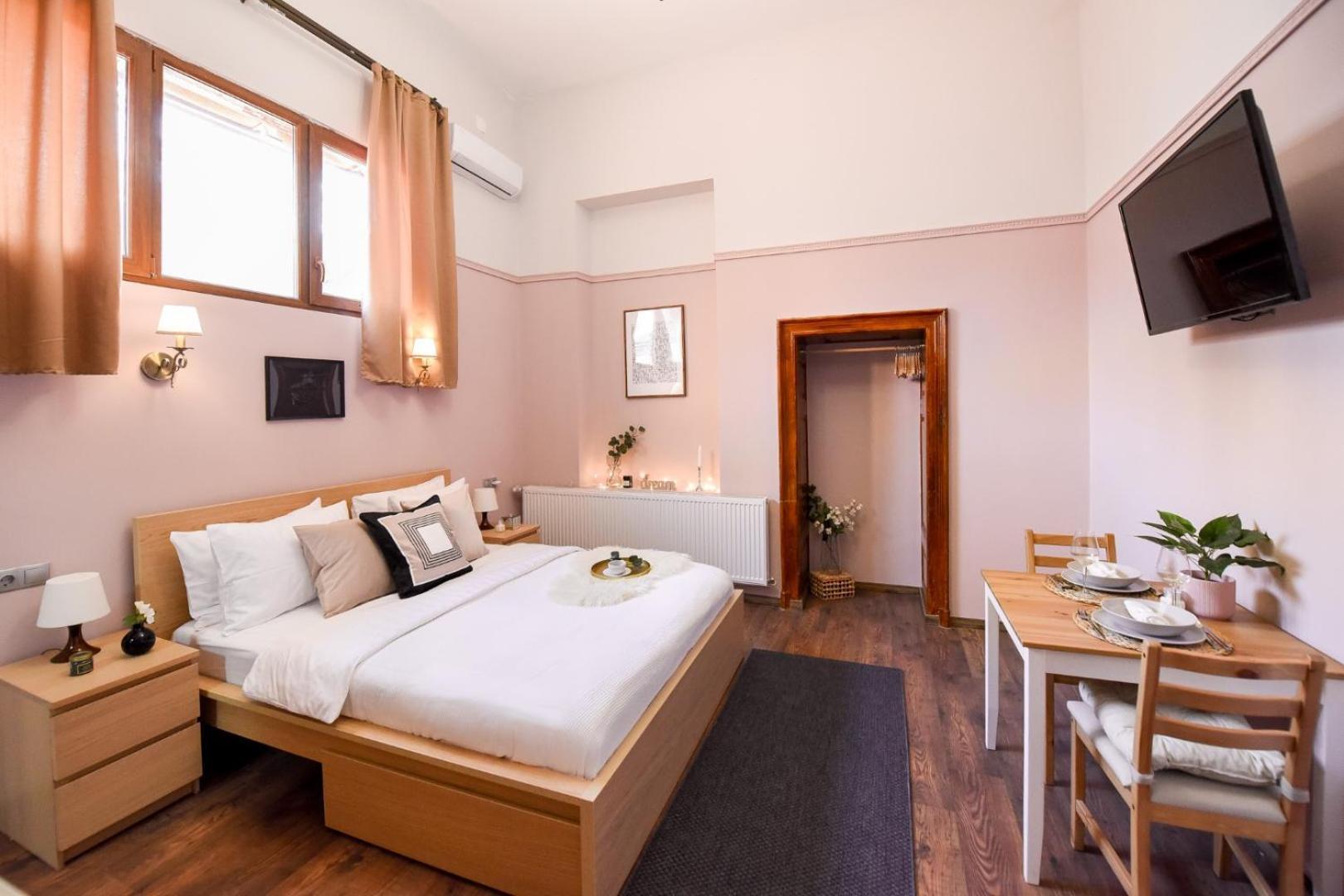 Historic Charm, Modern Comfort - Accommodation In The Heart Of The Old Town Bukares Ruang foto