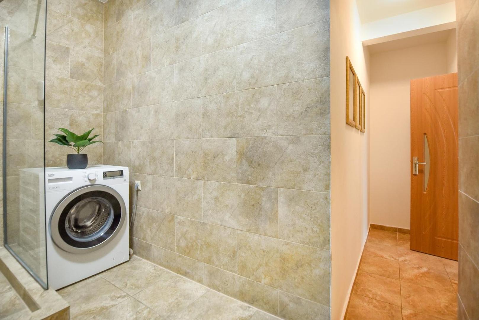 Historic Charm, Modern Comfort - Accommodation In The Heart Of The Old Town Bukares Ruang foto