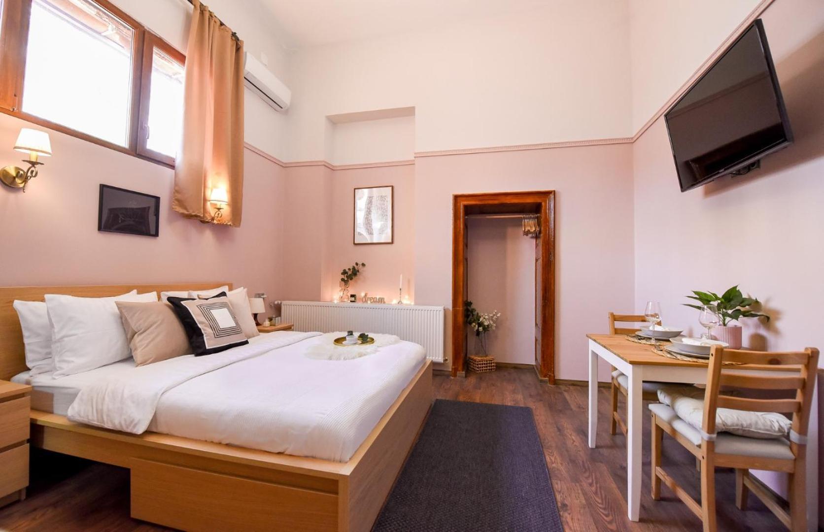 Historic Charm, Modern Comfort - Accommodation In The Heart Of The Old Town Bukares Ruang foto
