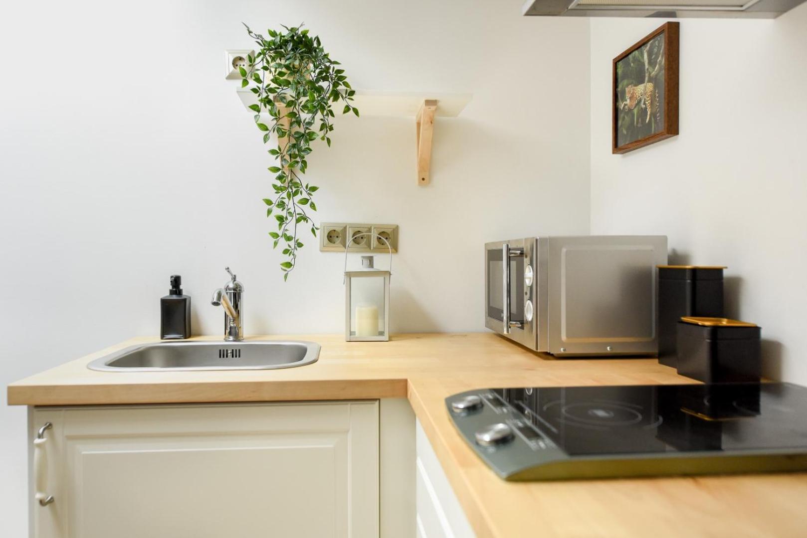 Historic Charm, Modern Comfort - Accommodation In The Heart Of The Old Town Bukares Ruang foto