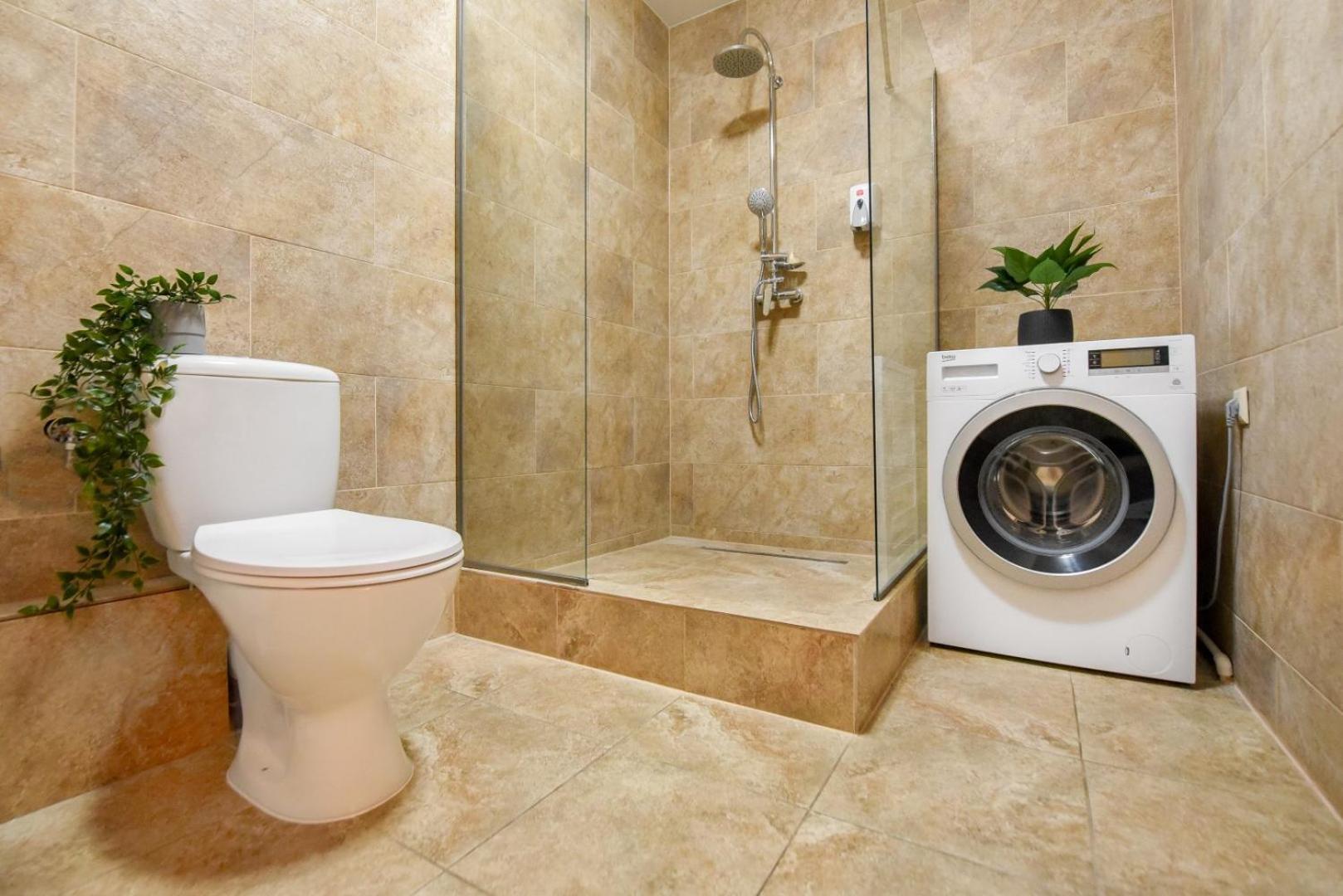 Historic Charm, Modern Comfort - Accommodation In The Heart Of The Old Town Bukares Ruang foto