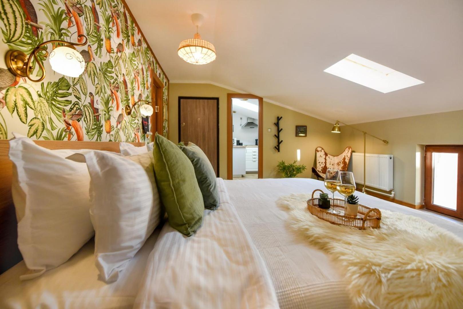 Historic Charm, Modern Comfort - Accommodation In The Heart Of The Old Town Bukares Ruang foto