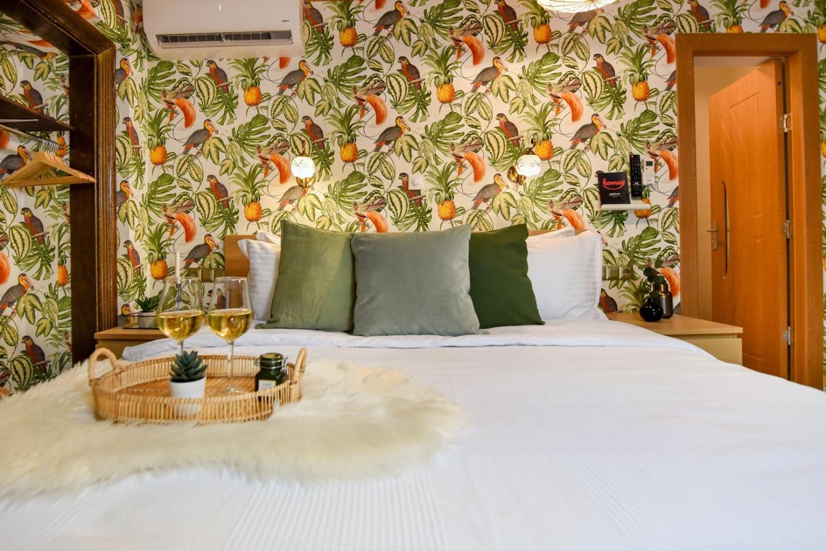 Historic Charm, Modern Comfort - Accommodation In The Heart Of The Old Town Bukares Ruang foto