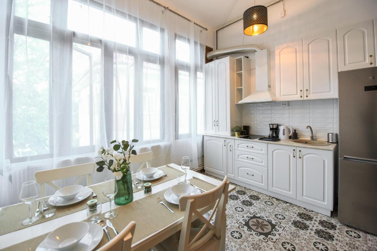 Historic Charm, Modern Comfort - Accommodation In The Heart Of The Old Town Bukares Bagian luar foto