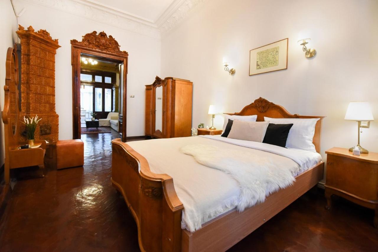 Historic Charm, Modern Comfort - Accommodation In The Heart Of The Old Town Bukares Bagian luar foto